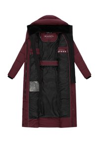 Bordo garais coats ar melnu iekšpusi, ar kapuci, ar quilted dizainu, priekšējo pogu aizdari un vairākām iekšējām kabatām.