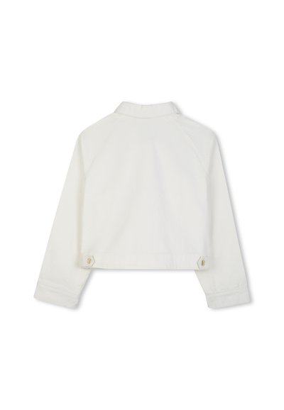 Veste courte blanche à manches longues avec col, détails de boutons à la ceinture et coutures apparentes sur les manches et les panneaux arrière.