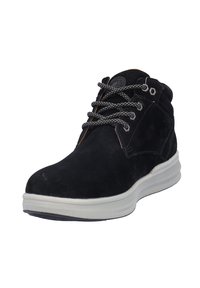 Botín de ante negro hasta el tobillo con suela de goma blanca, diseño de cordones texturizado y cordones grises en contraste. Presenta un logo en la lengüeta.