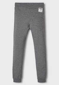 Grå bomullsjoggingbukser med en tettsittende design, elastisk midje og en baklomme. Det teksturerte stoffet har et subtilt heather-mønster.