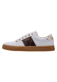 Białe skórzane sneakersy z brązowym akcentem i wytłaczanym wzorem, złotymi oczkami i gumową podeszwą. Logo umieszczone z boku.
