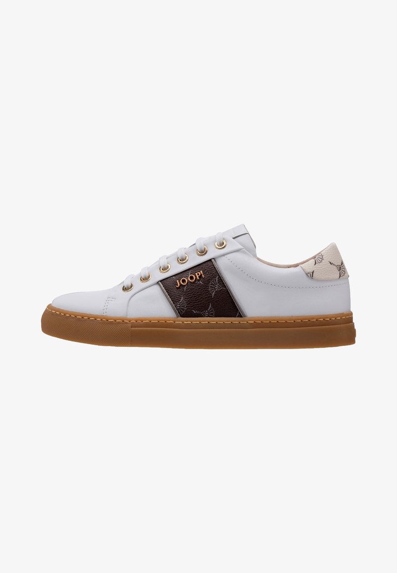 Białe skórzane sneakersy z brązowym akcentem i wytłaczanym wzorem, złotymi oczkami i gumową podeszwą. Logo umieszczone z boku.