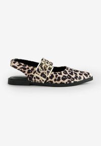 Löydä leopardikuosiset slingback-matalapatjat mustalla reunuksella, neliöpäisellä kärjellä ja kultaisella soljella. Silkkinen pinta ja matala, tukeva musta korko.