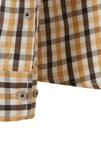 Nahaufnahme eines gelb-weißen-braunen karierten Hemdsaums mit zwei beigen Knöpfen und sichtbaren Nähten.