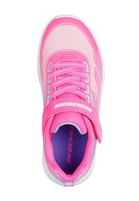 Scarpa da ginnastica rosa con tomaia in mesh, collo imbottito e cinturino regolabile. Presenta dettagli bianchi e suola texturizzata. Nome del marchio visibile all'interno.