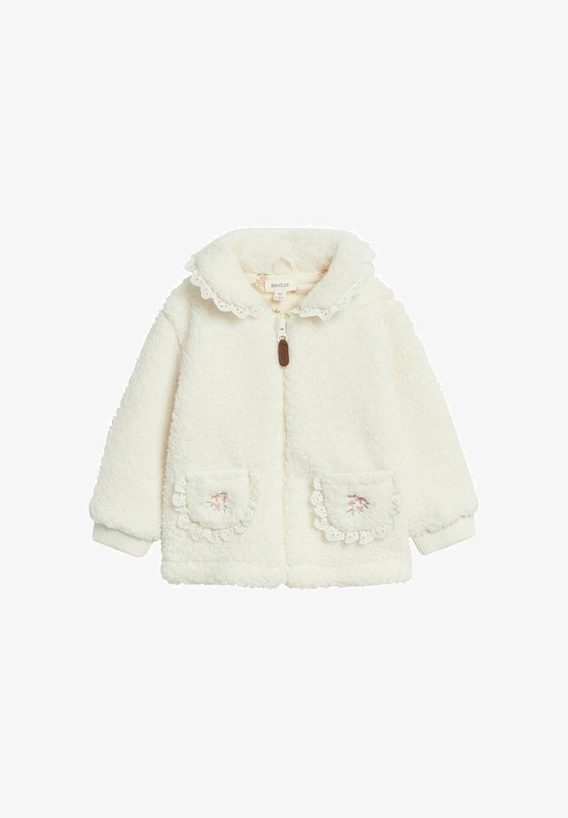 Roomkleurig, pluizig peuterjack met een kraag en zakken afgewerkt met kant en kleine roze bloemborduursels, voorzien van een ritssluiting aan de voorkant.