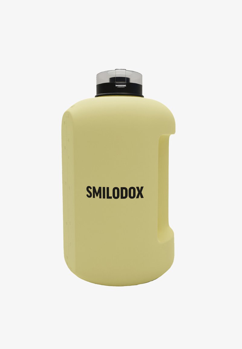 Gele plastic waterfles met een matte afwerking, zwarte schroefdop en een zijhandvat. Voorzien van een opvallend "SMILODOX" logo aan de voorkant.