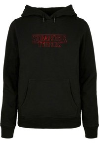 Czarna bluza z kapturem z przednią kieszenią, z logo "STRANGER THINGS" w kolorze czerwonym. Styl wkładany, z regulowanym kapturem i ściągaczami na rękawach.