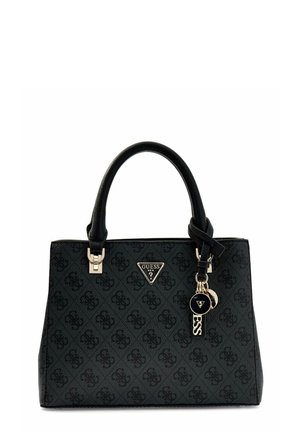 Bolso negro de Guess con doble asa, estampado de logotipo en todo el bolso y charms de logo en metal dorado colgando de una de las asas.