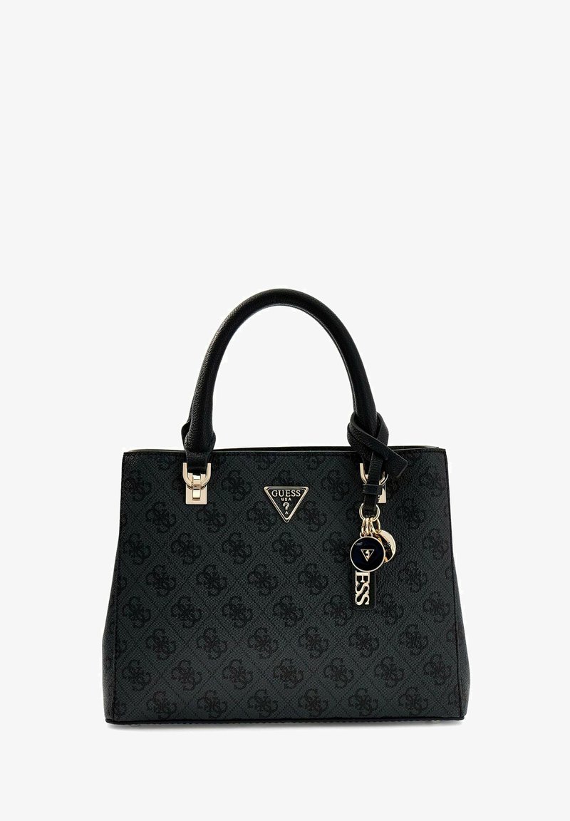 Sac à main Guess noir avec double poignées, motif logo sur toute la surface et breloques en métal doré représentant le logo suspendues à une des poignées.
