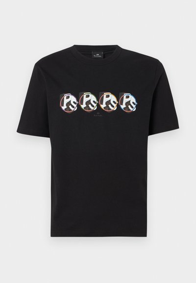 Černé bavlněné tričko s krátkým rukávem a kulatým výstřihem, které zdobí čtyři kruhové grafické potisky textu "Ps" v různých barvách.