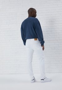 Pier One Traperice uskog kroja - white denim