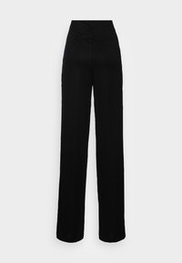 Zwarte high-waisted broek met een wijd uitlopende pasvorm, gemaakt van een gladde stof. Voorzien van plooien aan de voorkant voor extra textuur.