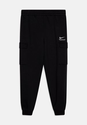 Pantalones cargo negros con cintura elástica, bolsillos laterales y un pequeño logo blanco de Nike en la parte delantera. Fabricados con un tejido suave y de corte relajado.