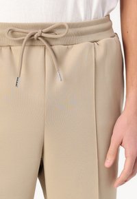 Les Deux BALLIER SCRIPT CASUAL PANTS - Pantalon de survêtement - dark sand