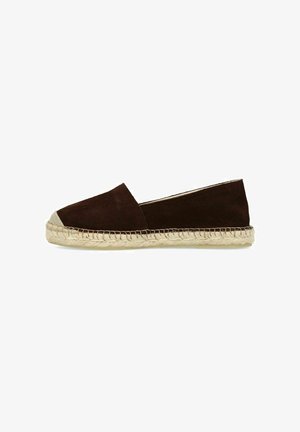 Braune Wildleder-Espadrille mit einer gewebten Jutesohle und einer runden Zehenpartie. Hat ein einfaches Design und eine glatte Textur.