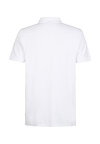 Bílá polo košile s krátkým rukávem vyrobená z hladkého směsového bavlněného materiálu, s klasickým límcem a minimalistickým designem bez viditelných log.