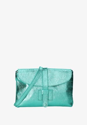 Sac à main métallisé turquoise avec un rabat pliable, une bandoulière ajustable et un accent décoratif sur la sangle à l'avant. Texture lisse.