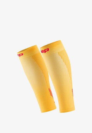 Gelbe Kompressionsärmeln aus strukturiertem Stoff mit einem gerippten Design, die oben ein rotes Logo und Wabenakzente aufweisen.