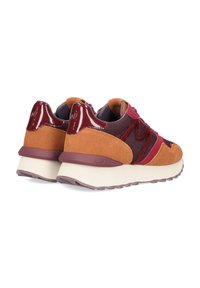 Baskets en maille bordeaux et suède marron, dotées d'une semelle intermédiaire épaisse crème et d'accents bordeaux. Logo discret sur le talon.