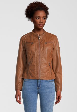 Sandfarbene Lederjacke mit Reißverschluss vorne, Stehkragen und zwei Reißverschluss-Brusttaschen. Taillierte Passform mit glatter Textur und subtilen Nähten.