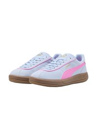 Zapatillas de ante azul claro con acentos en rosa y un logo dorado. Presentan una textura suave, diseño con cordones y una suela de goma marrón.