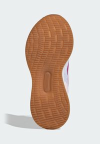 Suela de caucho con superficie texturizada, presenta un patrón de panal. El color es un tono marrón cálido con un acabado liso.