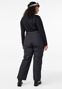 Zizzi MIT TASCHEN UND VERSTELLBARER TAILLE - Hlače - black