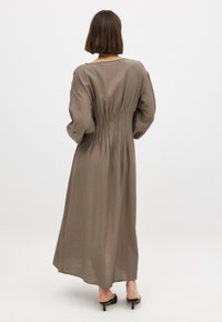 NA-KD LONG SLEEVE PLEATED - Maksimekko - brown