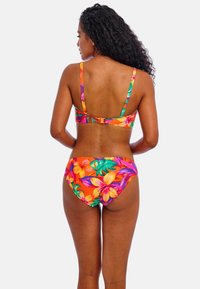 Barevný květinový bikinový komplet s oranžovým pozadím, který má živé růžové a zelené akcenty. Nastavitelné ramínka a uzávěr na zádech.