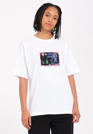 Weißes T-Shirt mit kurzen Ärmeln, das mit einem bunten Grafikdruck von abstrakten Formen und Pflanzen verziert ist, innerhalb eines umrandeten Quadrats auf der Vorderseite.