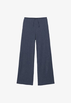 Granatowe dzianinowe spodnie o szerokich nogawkach z elastycznym pasem i ściągaczem, ułożone na płasko na białym tle.