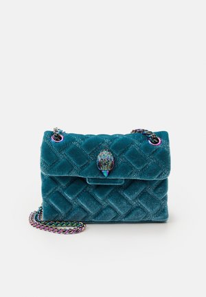 Handtas van teal fluweel met gewatteerd patroon, voorzien van een iriserende metalen kettingriem en een decoratieve sluiting met edelsteen in de vorm van een kever.