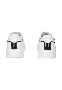 Sneakers bianche con un retro testurizzato, accenti neri a contrasto e un dettaglio trasparente sul tallone. Design semplice con lacci.
