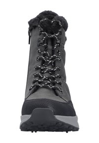 Szare skórzane botki za kostkę z teksturowaną czarną podeszwą. Wyposażone w białe i czarne wzorzyste sznurowadła oraz kołnierz z polaru.