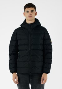 Giubbotto imbottito nero con cappuccio, caratterizzato da cuciture orizzontali, una zip frontale e polsini elasticizzati. Superficie texturizzata con un design leggero.