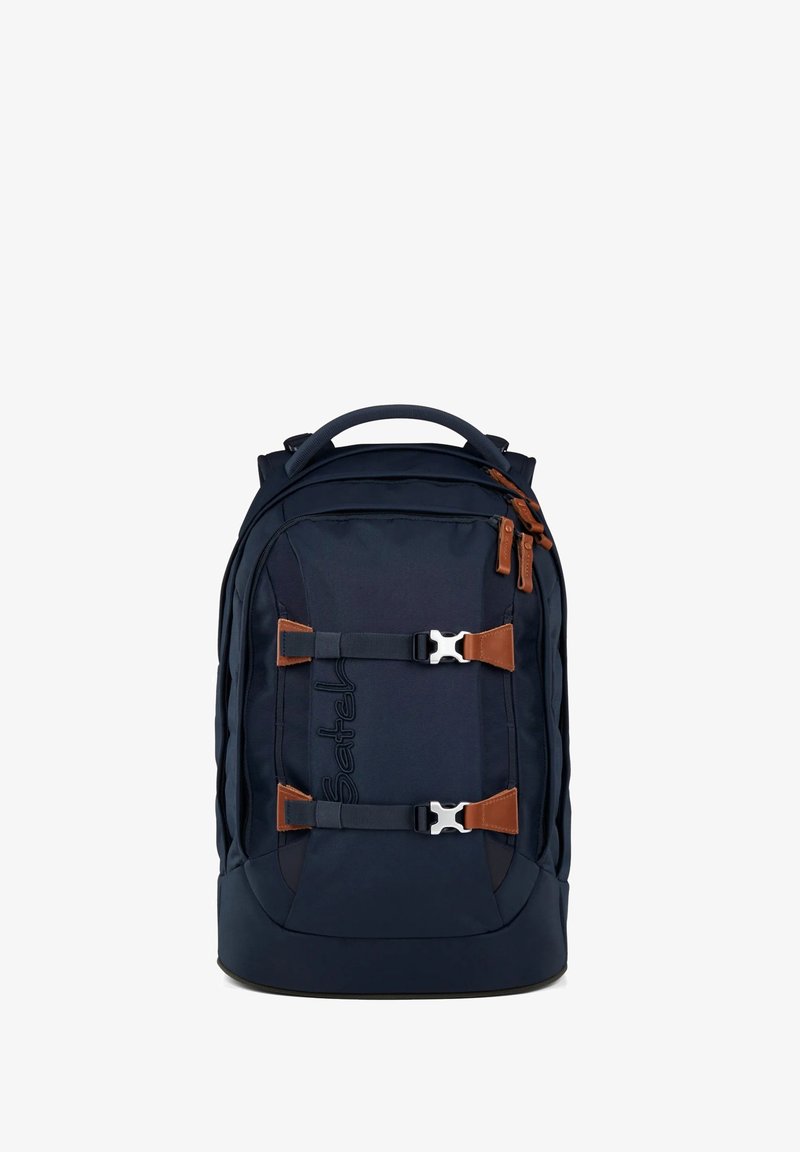 Zaino navy realizzato in un tessuto resistente, con due cinghie frontali dai riflessi marroni e una maniglia superiore per un facile trasporto. Inclusi scomparti con zip.