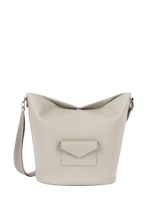 Sac seau en cuir gris clair avec une bandoulière réglable et une poche avant en forme d'enveloppe étiquetée "Lancaster."