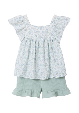 Hellblaues T-Shirt mit kurzen Ärmeln und Rüschenärmeln, kombiniert mit hellgrünen Shorts mit Rüschen für Kleinkinder oder Kinder.