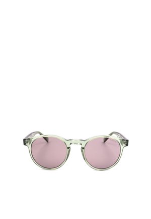 Occhiali da sole rotondi con montatura verde traslucida e lenti rosa, mostrati su sfondo bianco.