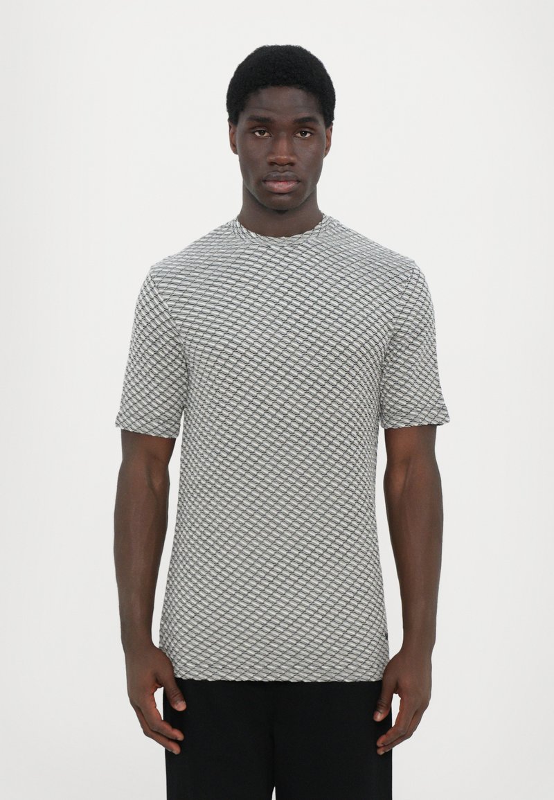T-shirt à manches courtes et col rond en gris et blanc avec un motif en losange texturé. Fabriqué en tissu tricoté, il présente une silhouette ajustée.