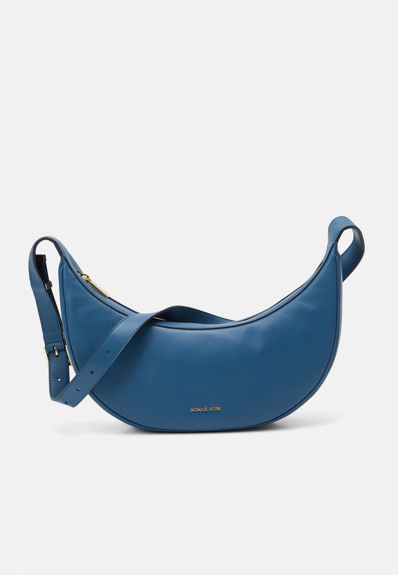 Sac à épaule en cuir bleu avec une silhouette courbée, accent logo doré et bandoulière réglable. Texture lisse avec une fermeture éclair sécurisée.