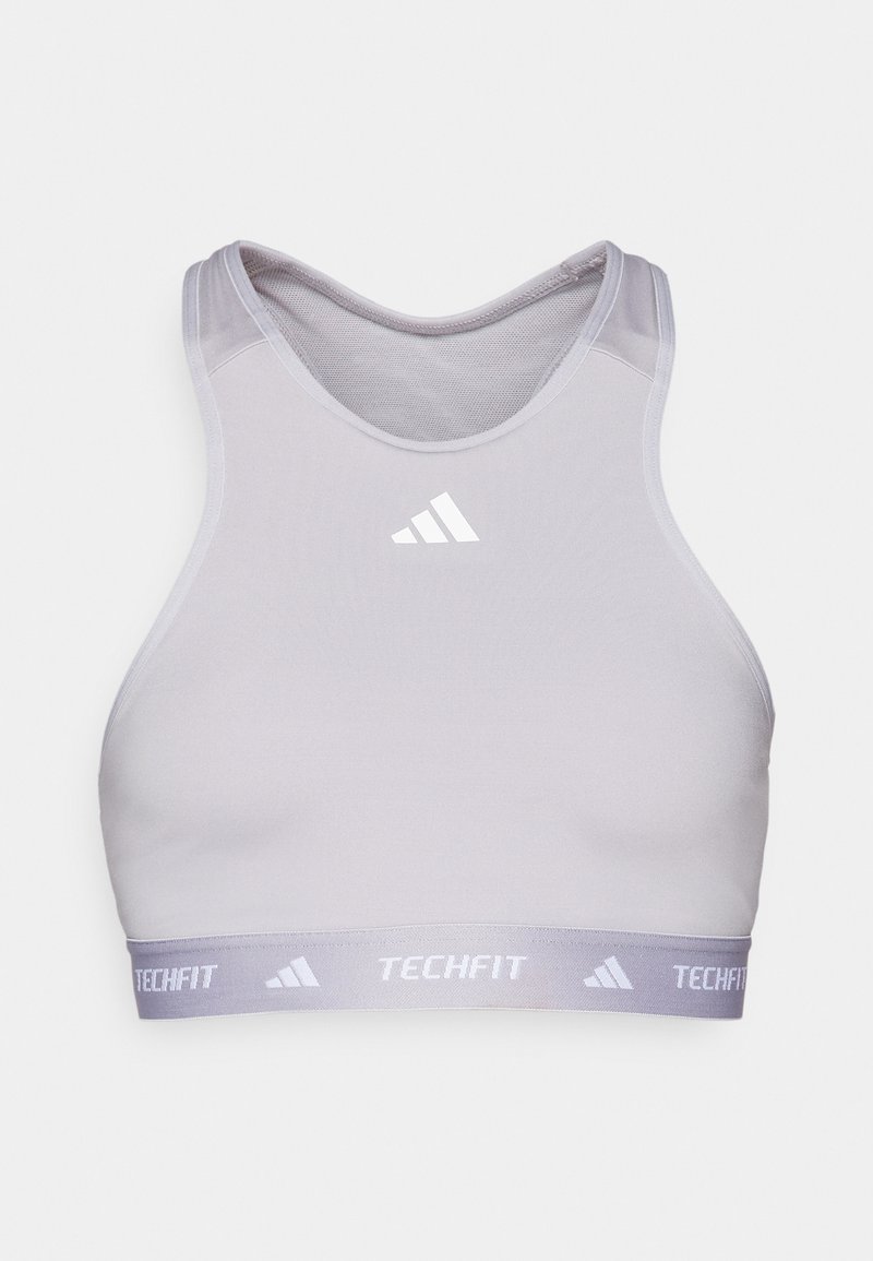 Top corto deportivo sin mangas de color gris claro con el logo de Adidas en el pecho y una banda elástica con la marca "Techfit" en la parte inferior.