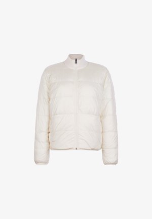 Weiße gesteppte Daunenjacke mit hohem, geripptem Kragen und Frontreißverschluss, langen Ärmeln und gepolstertem Design.