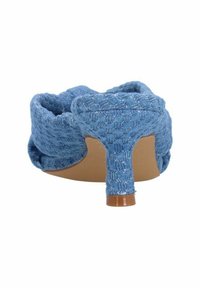 Blauwe geweven hoge hak schoenen met een bovenwerk van textuurstof, gebogen hak en een gladde bruine buitenzool. Verstevigde stiksels langs de randen.