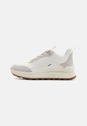 Zapatilla blanca con acentos de ante gris, parte superior de cuero texturizado, suela blanca gruesa y una lengüeta en el talón para facilitar su puesta.