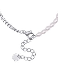Collana in metallo con perle rosa chiaro, dotata di una chiusura a moschettone in tono argento e di una catena regolabile con una targhetta rotonda.
