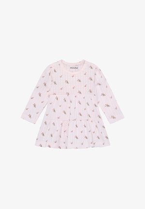 Robe rose à manches longues avec une jupe à volants, présentant un motif à rayures et de petites impressions florales. Fabriquée en tissu doux avec un col rond.