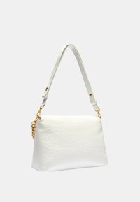 Borsa a mano sintetica bianca con una texture liscia, forma rettangolare, tracolla regolabile e dettagli in metallo dorato.