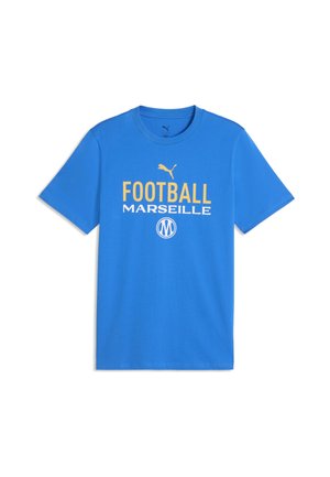 Niebieski t-shirt z krótkim rękawem z żółtym logo Puma i tekstem "FOOTBALL MARSEILLE" w białym i żółtym kolorze, oraz okrągłym emblematem Marsylii poniżej.